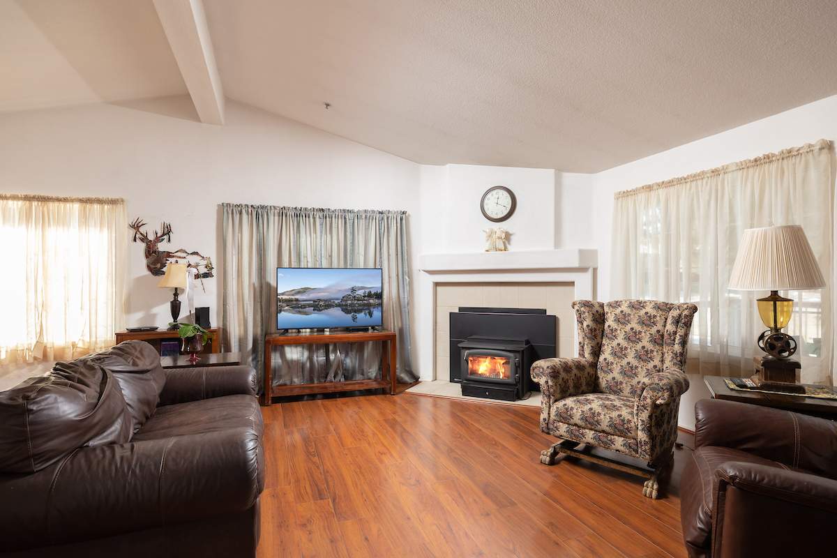 832 Ash Ln 832 Ash Ln