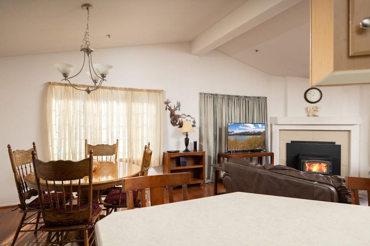 832 Ash Ln 832 Ash Ln