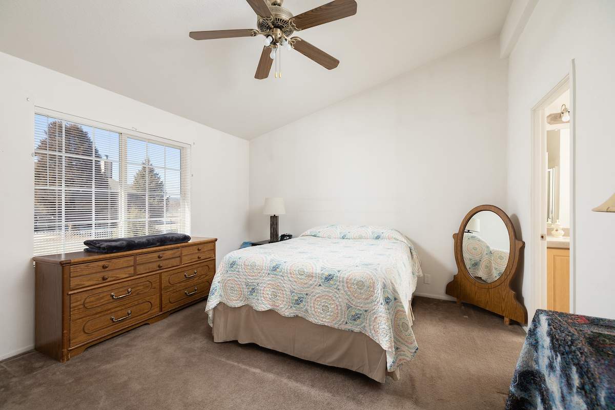 832 Ash Ln 832 Ash Ln