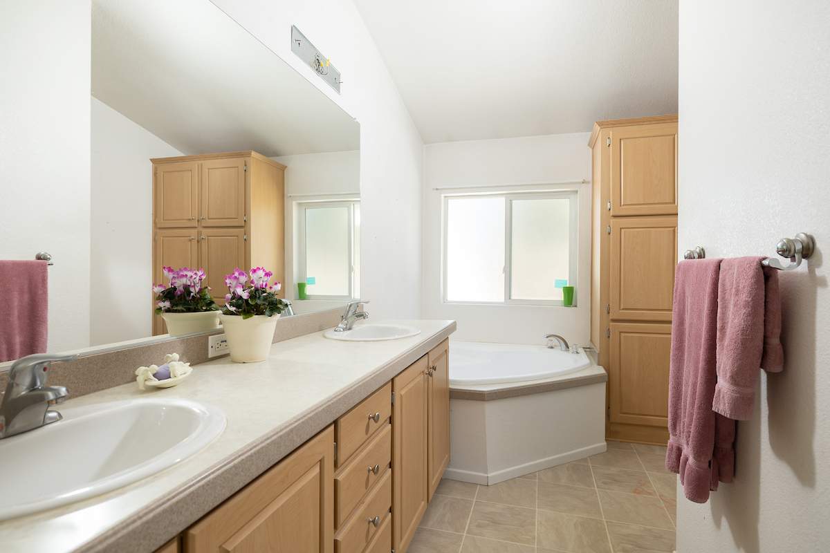 832 Ash Ln 832 Ash Ln