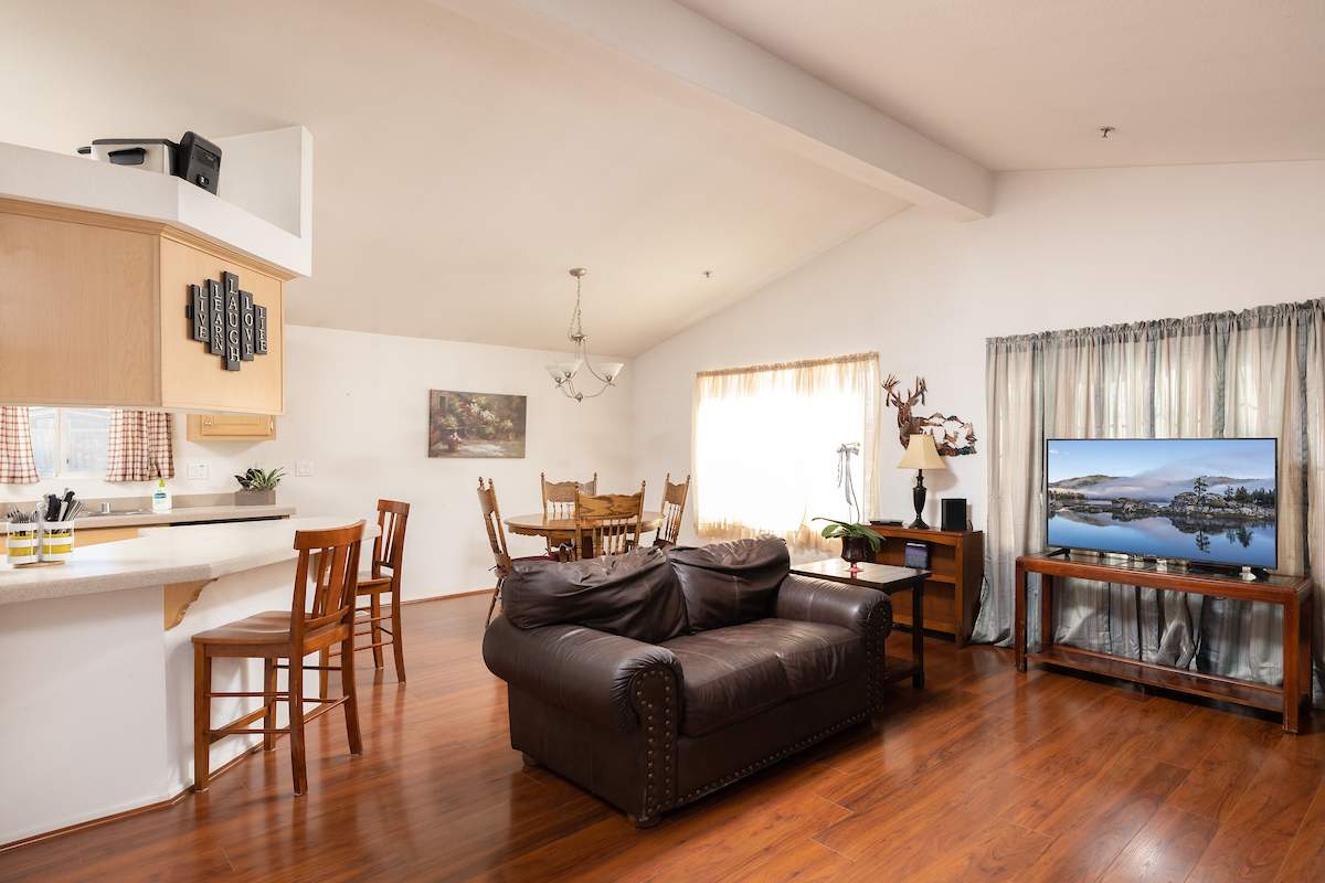 832 Ash Ln 832 Ash Ln