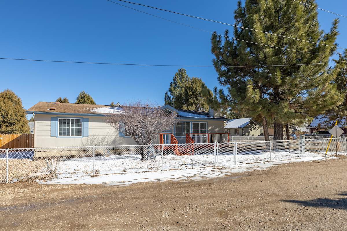 832 Ash Ln 832 Ash Ln