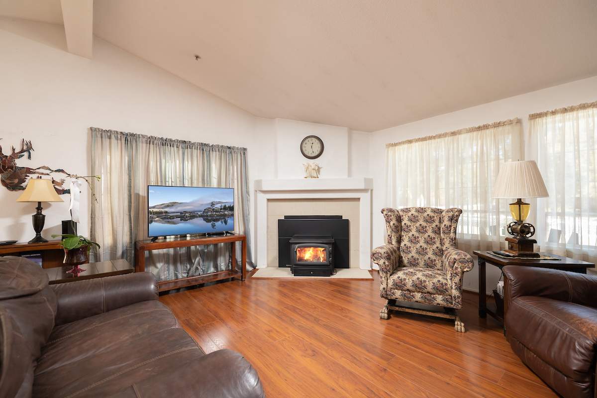 832 Ash Ln 832 Ash Ln