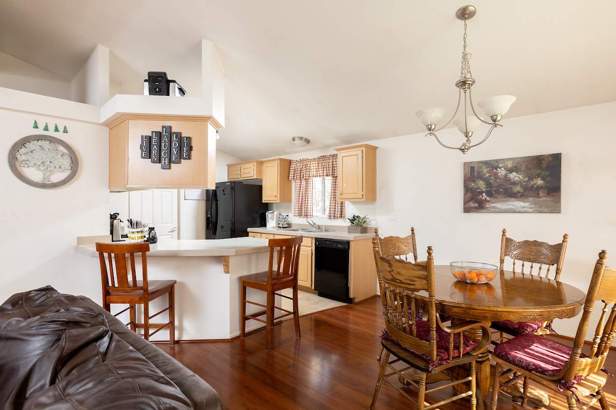 832 Ash Ln 832 Ash Ln