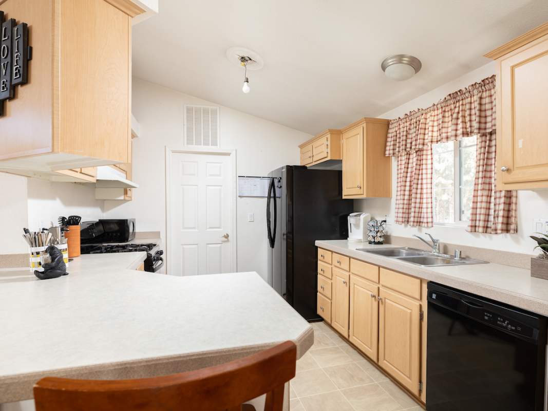 832 Ash Ln 832 Ash Ln