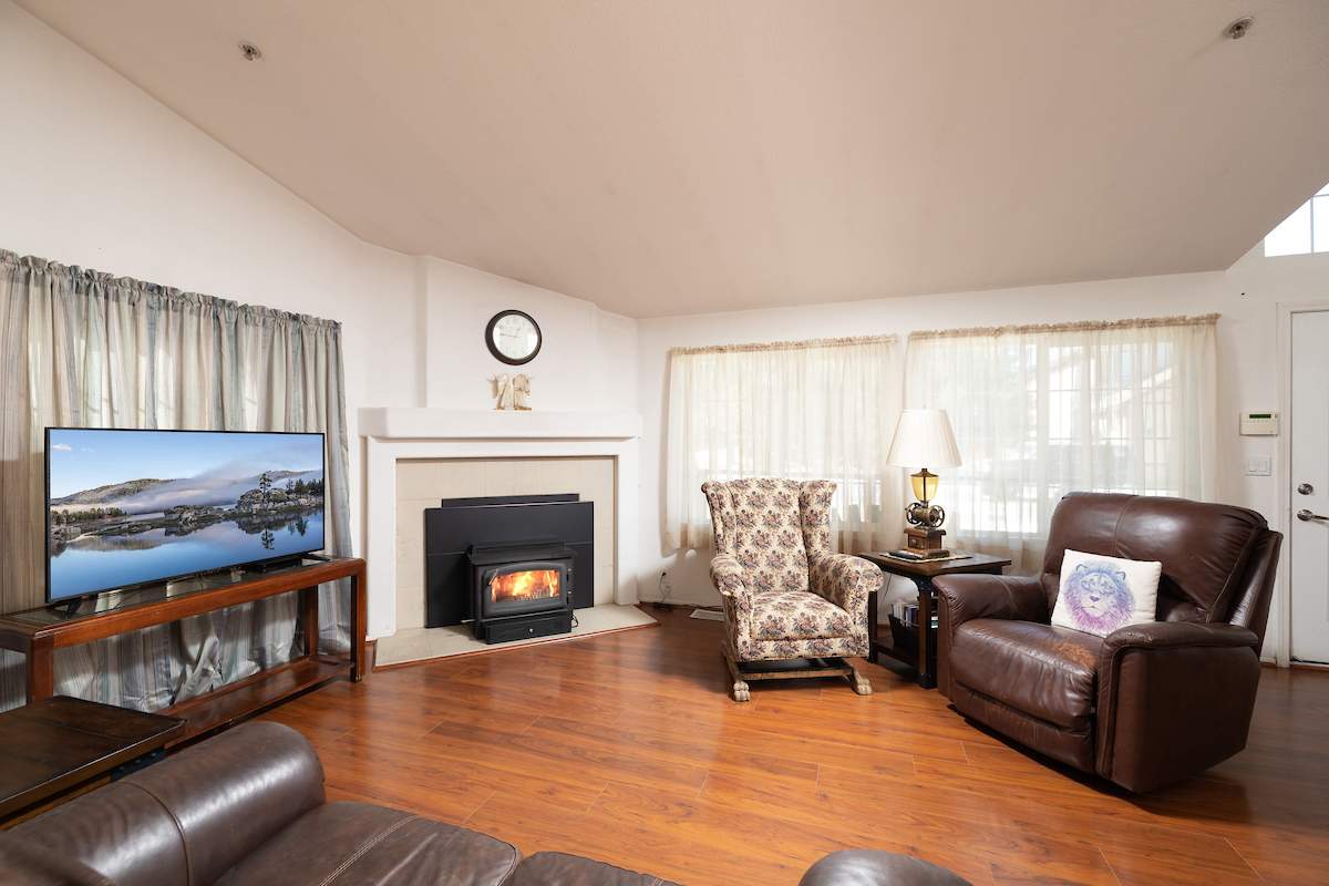 832 Ash Ln 832 Ash Ln